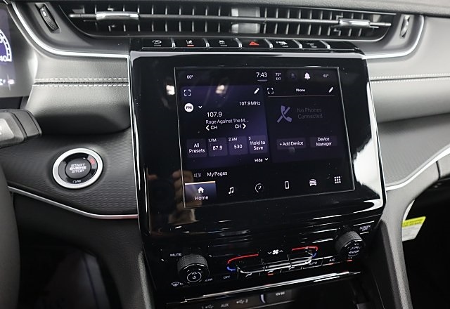 2025 Jeep Grand Cherokee Laredo photo 13