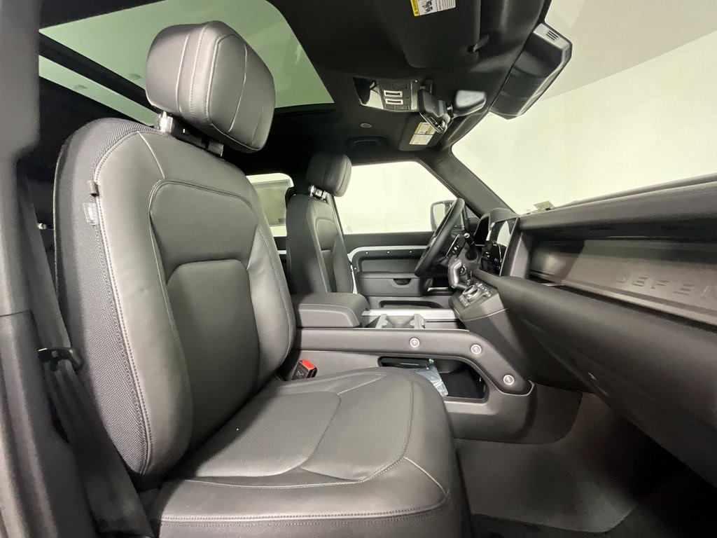 2025 Land Rover Defender 110 V8 photo 3