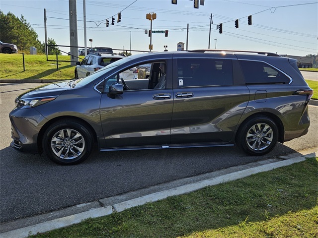 2025 Toyota Sienna XLE photo 4