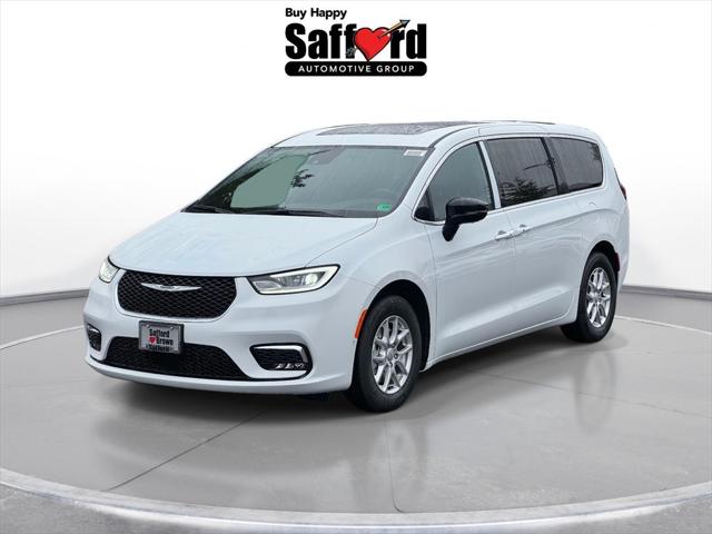 2026 Chrysler Pacifica Select's photo