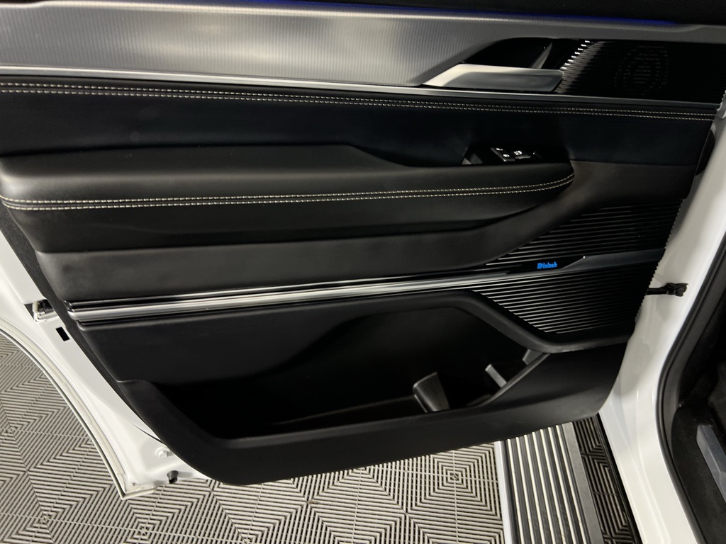 2023 Jeep Grand Wagoneer II photo 24