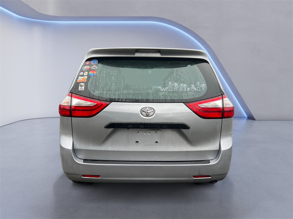 2017 Toyota Sienna L photo 4