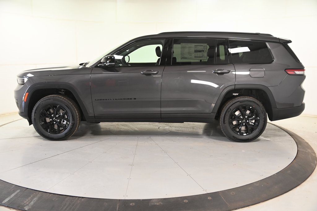 2025 Jeep Grand Cherokee Laredo Altitude photo 4