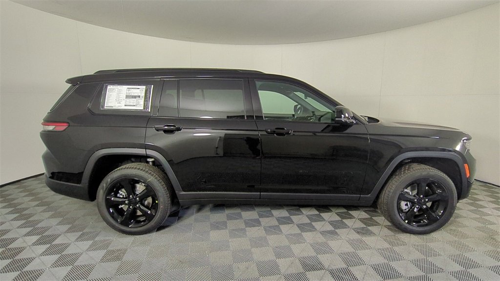 2025 Jeep Grand Cherokee Limited photo 2