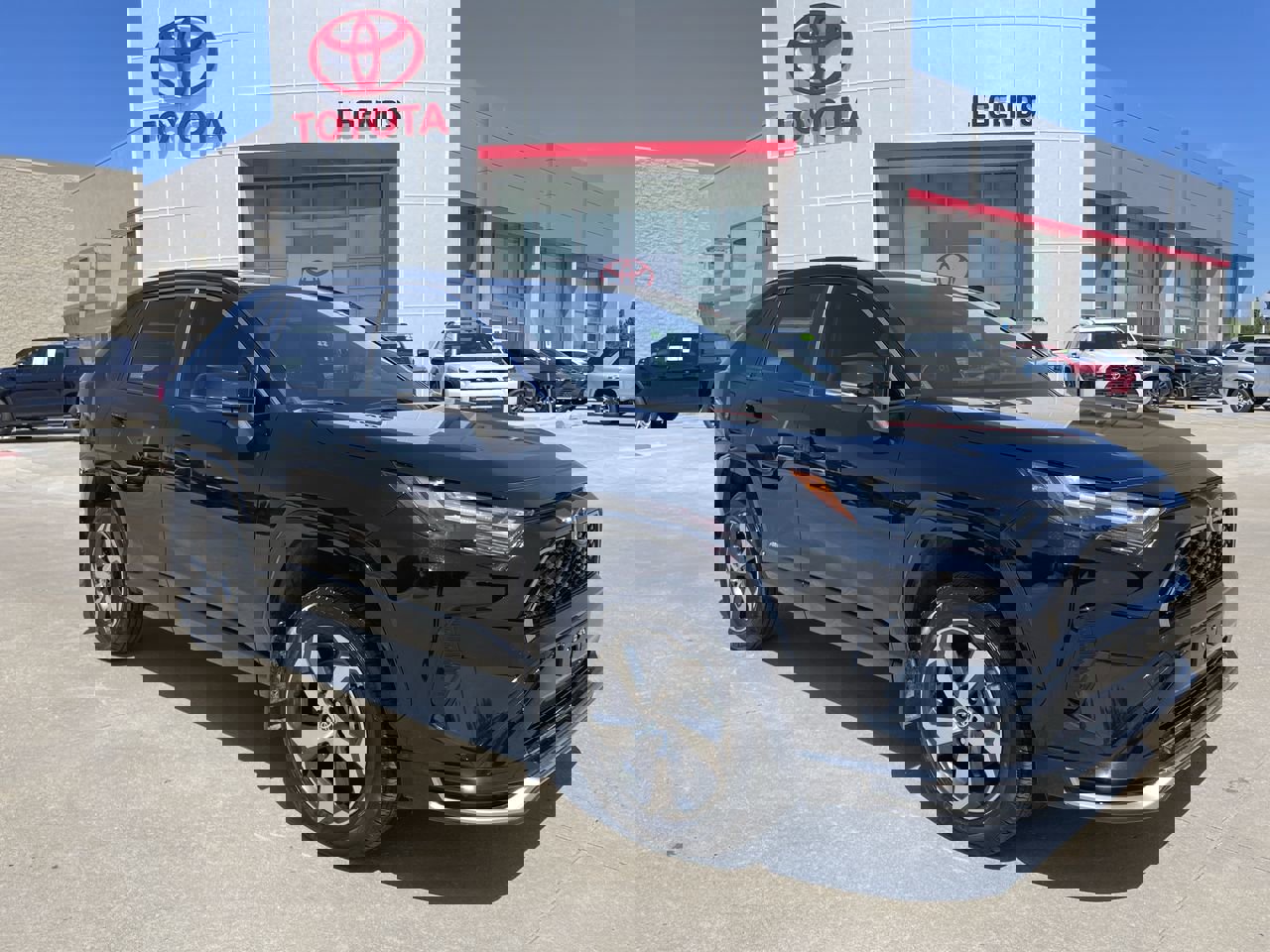 2025 Toyota RAV4 SE's photo