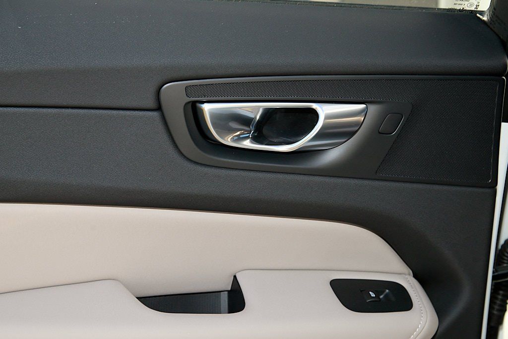 2026 VOLVO XC60 - Image 16