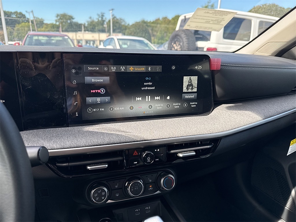 2025 Nissan Kicks SV photo 7