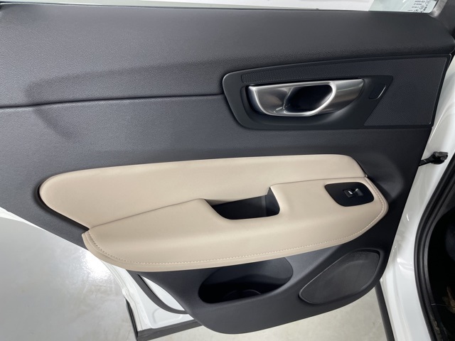 2026 Volvo XC60 Plus photo 37