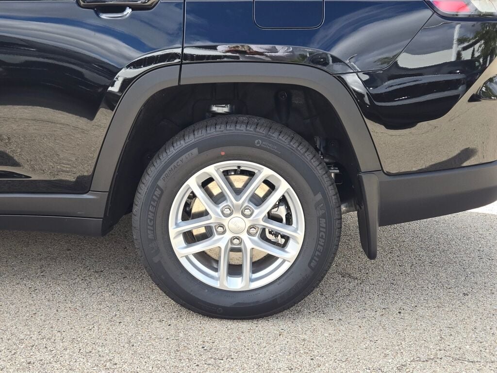 2025 Jeep Grand Cherokee Laredo photo 15