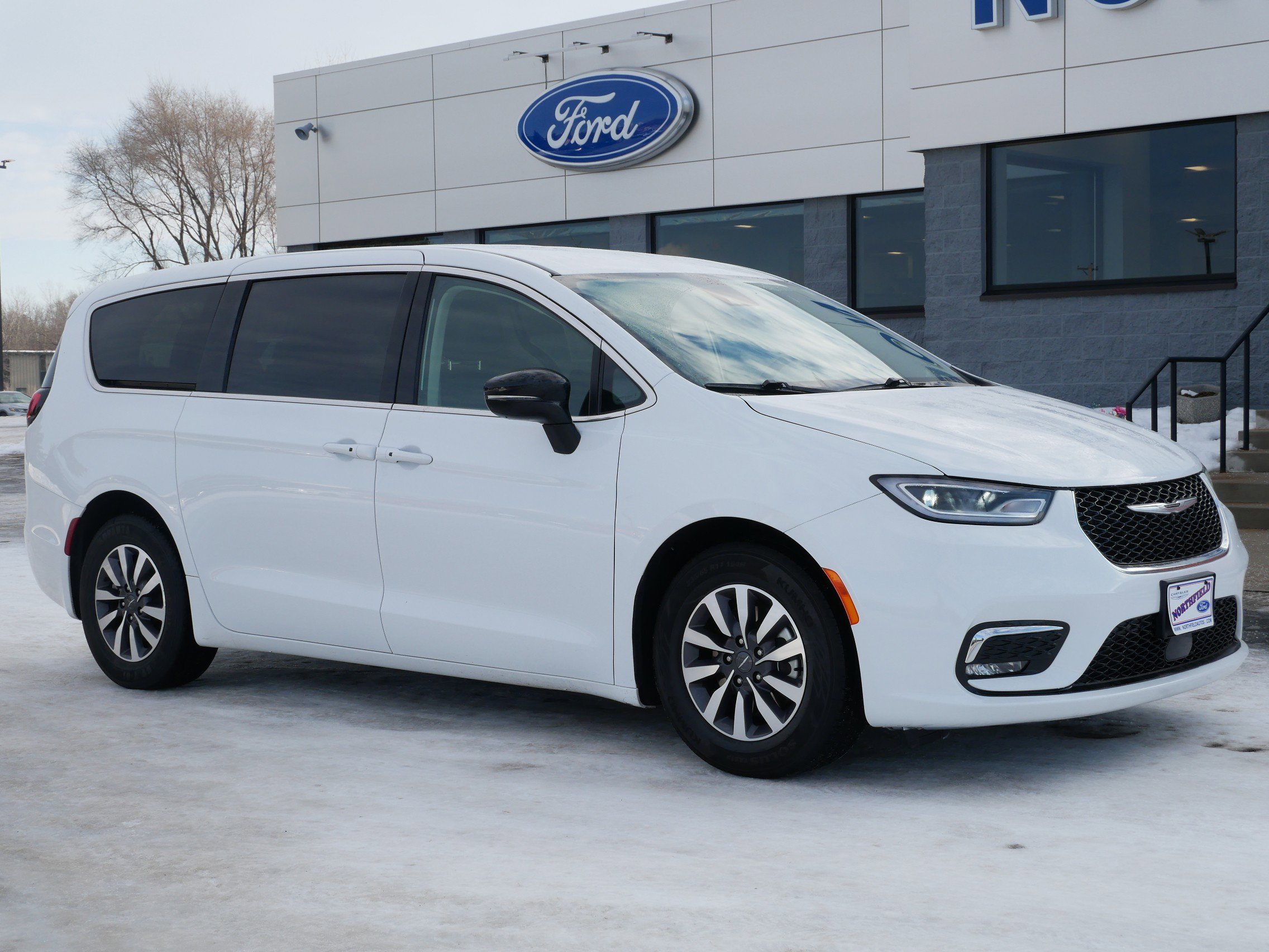 Used 2024 Chrysler Pacifica PHEV Select with VIN 2C4RC1S72RR153710 for sale in Northfield, Minnesota