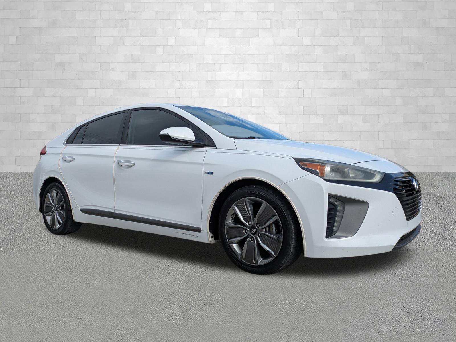 2017 Hyundai Ioniq Limited's photo