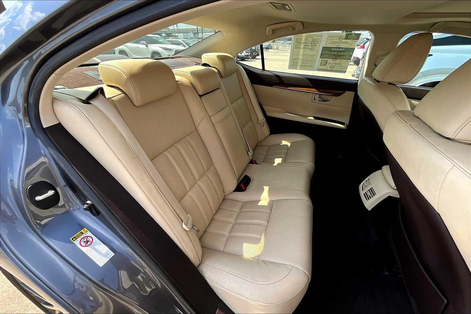 2016 Lexus ES 350 photo 16