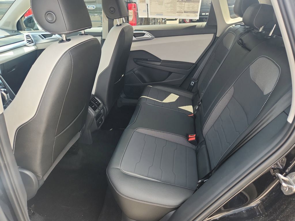 2025 Volkswagen Taos SE photo 8
