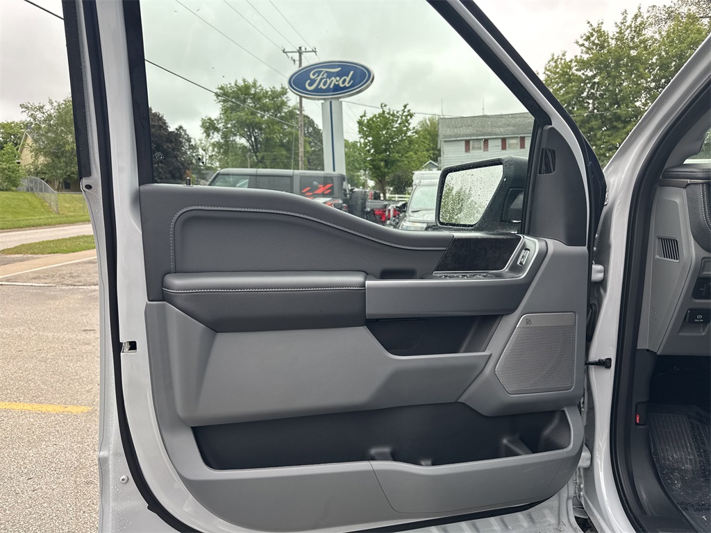 2025 Ford F-150 Lightning photo 16