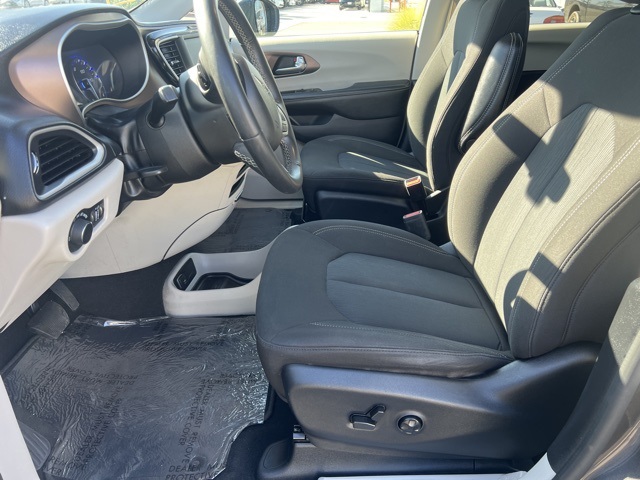 2022 Chrysler Voyager LX photo 19