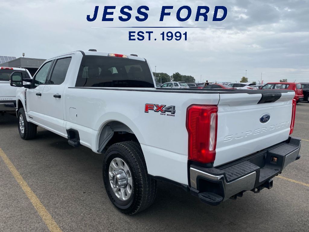 2023 Ford F-350 XLT photo 2