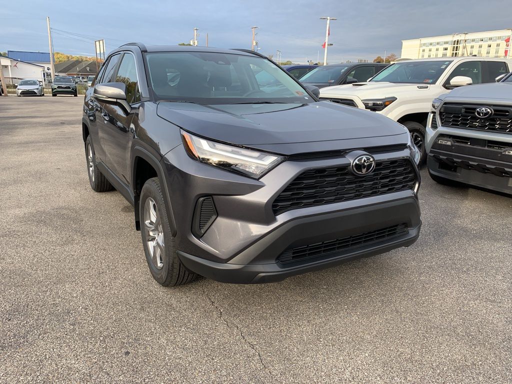 2025 Toyota RAV4 XLE's photo