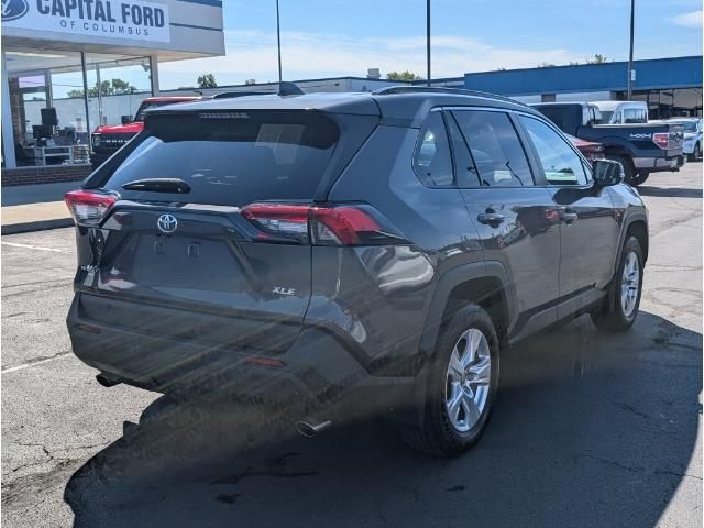 2021 Toyota RAV4 XLE photo 3