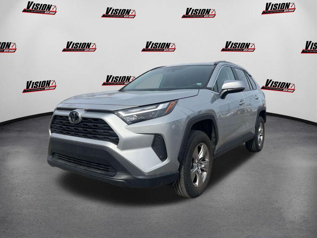 2024 Toyota RAV4 XLE's photo