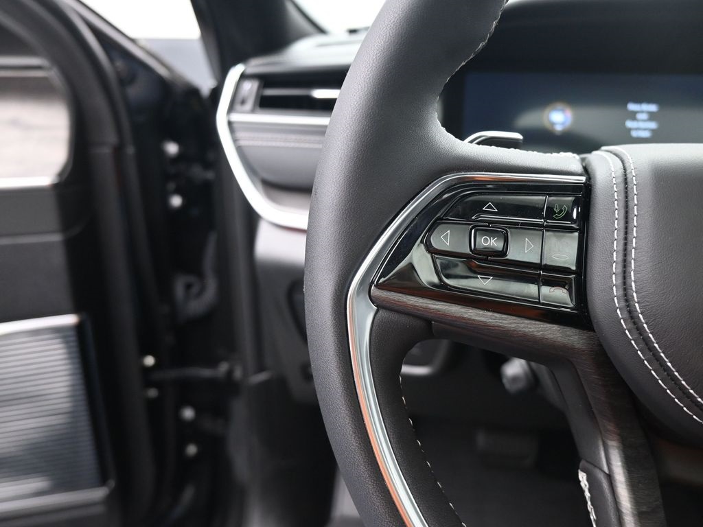 2023 Jeep Cherokee Overland 4xe photo 2