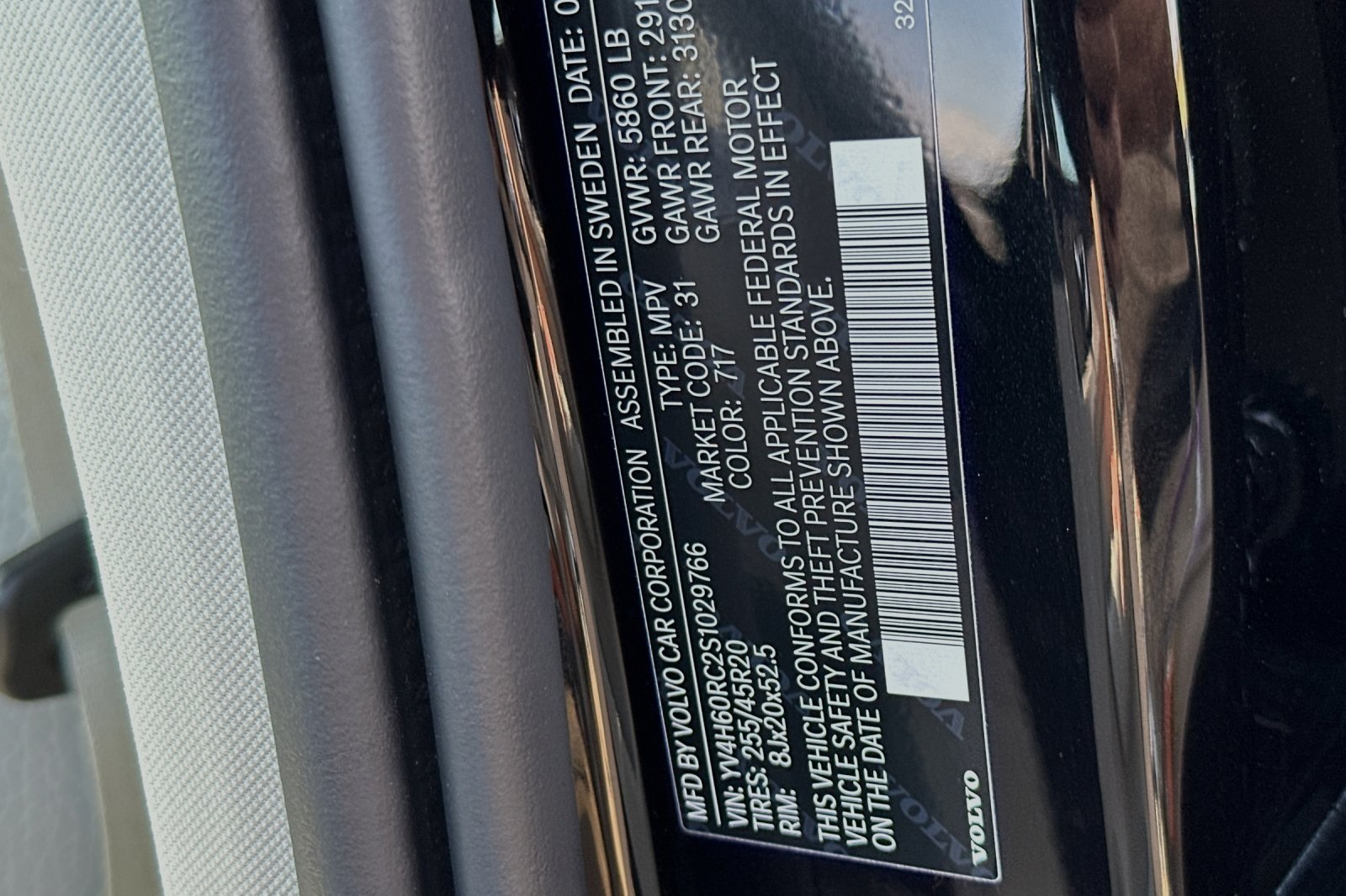 2025 Volvo XC60 Plus photo 21