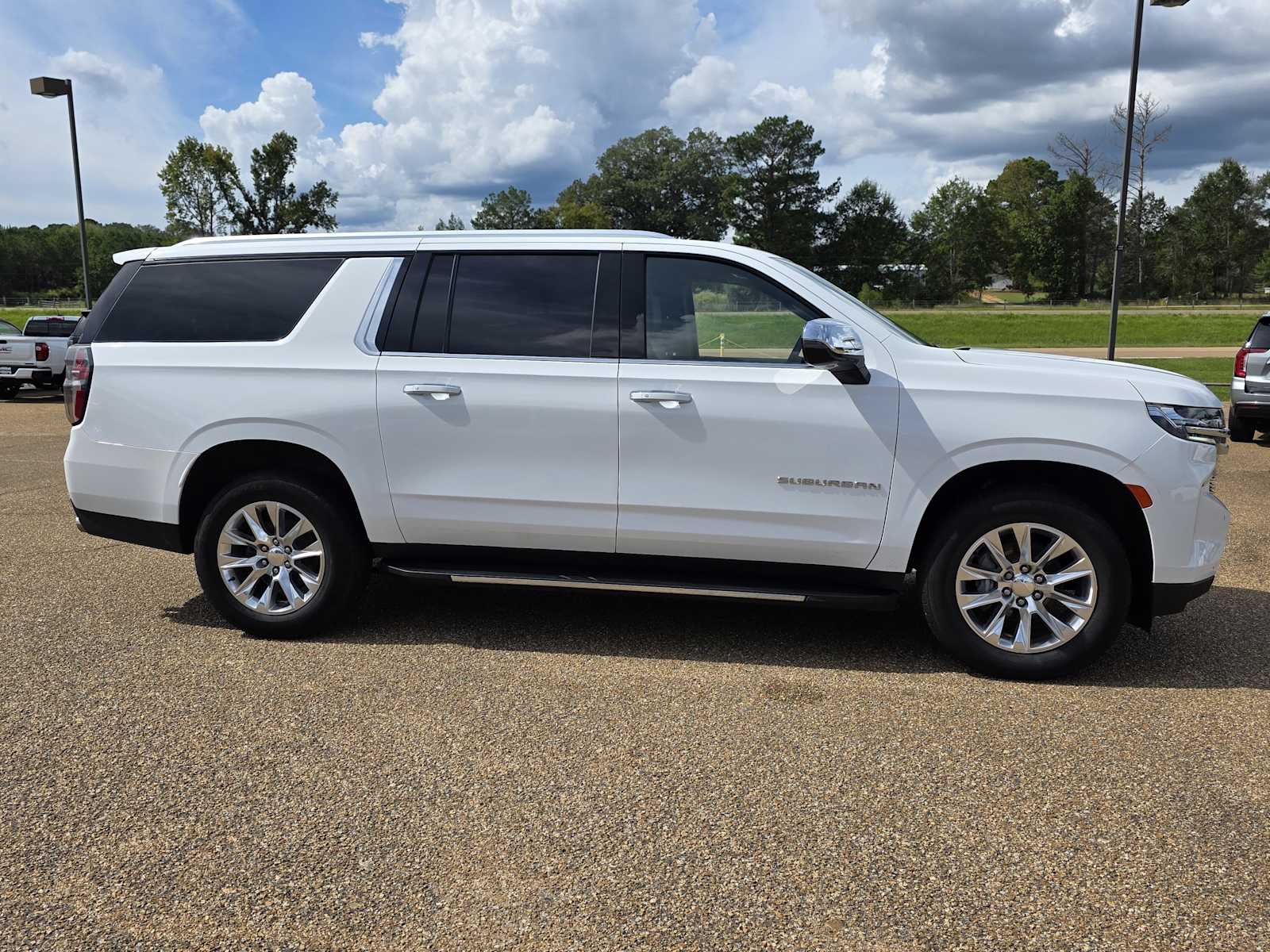 2023 Chevrolet Suburban Premier photo 2