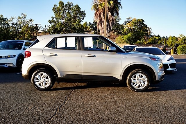 Used 2023 Silver Hyundai SE image 5