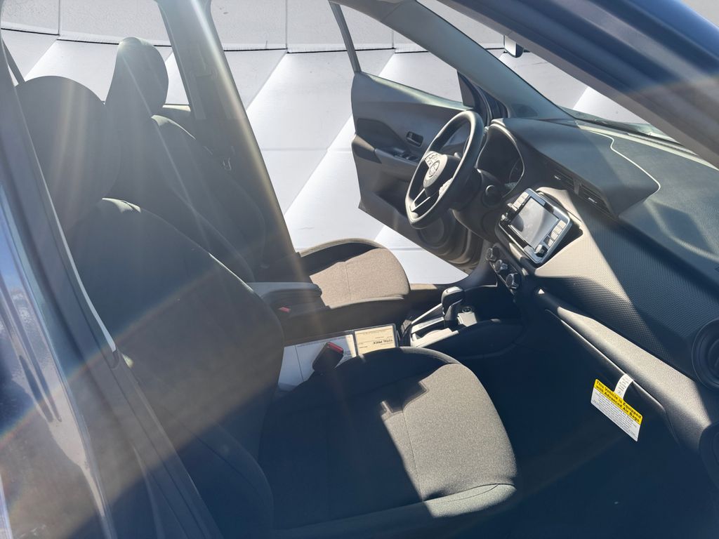 2025 Nissan Kicks Play S photo 13