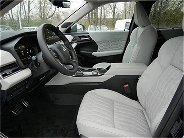 2025 Mitsubishi Outlander Platinum photo 4