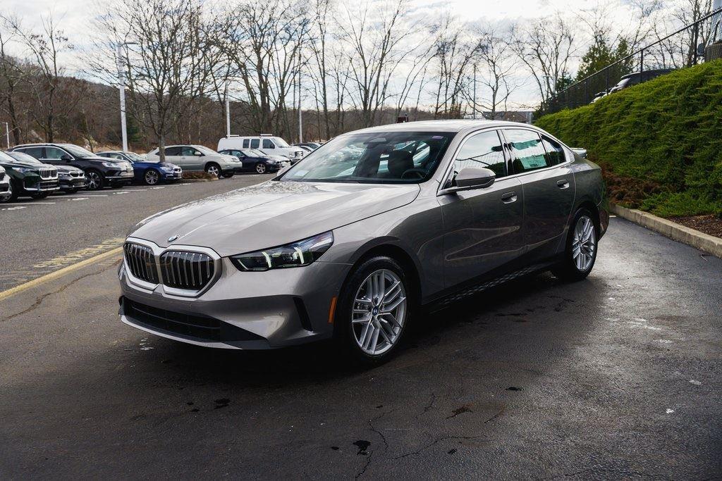 New 2025 Oxide Grey Metallic BMW 530i xDrive image 4