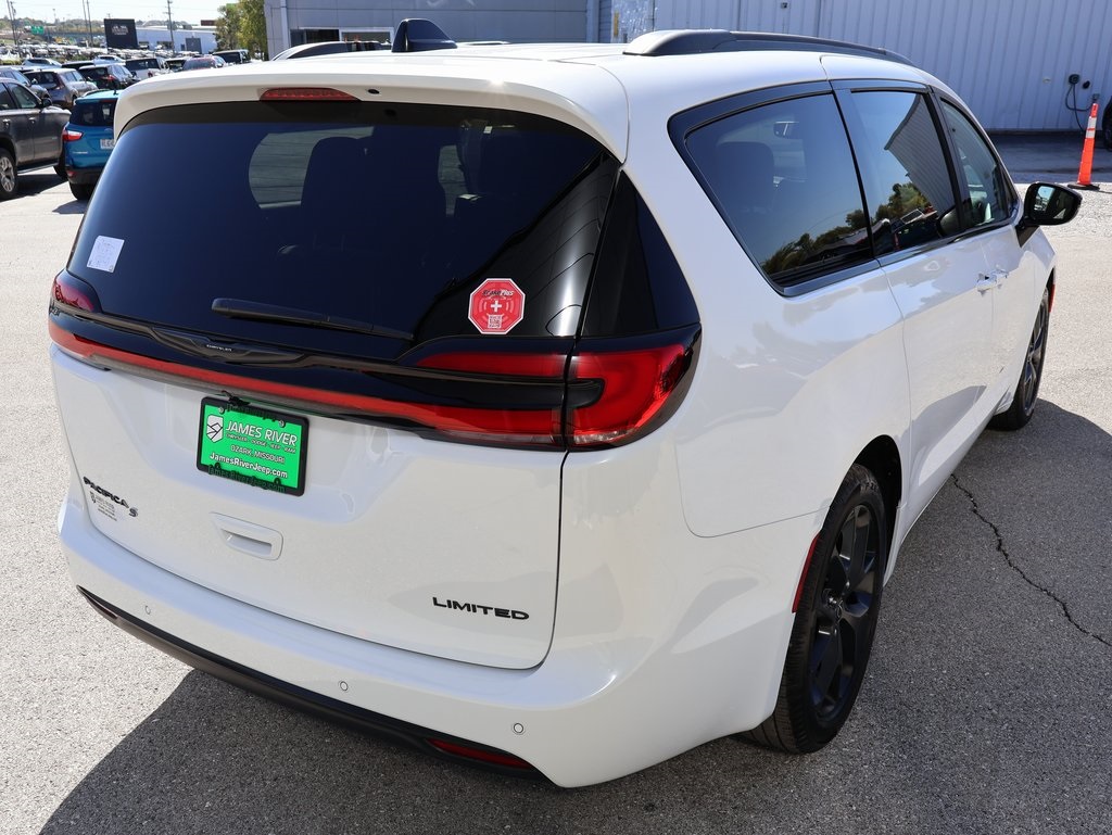 2026 Chrysler Pacifica Limited photo 4
