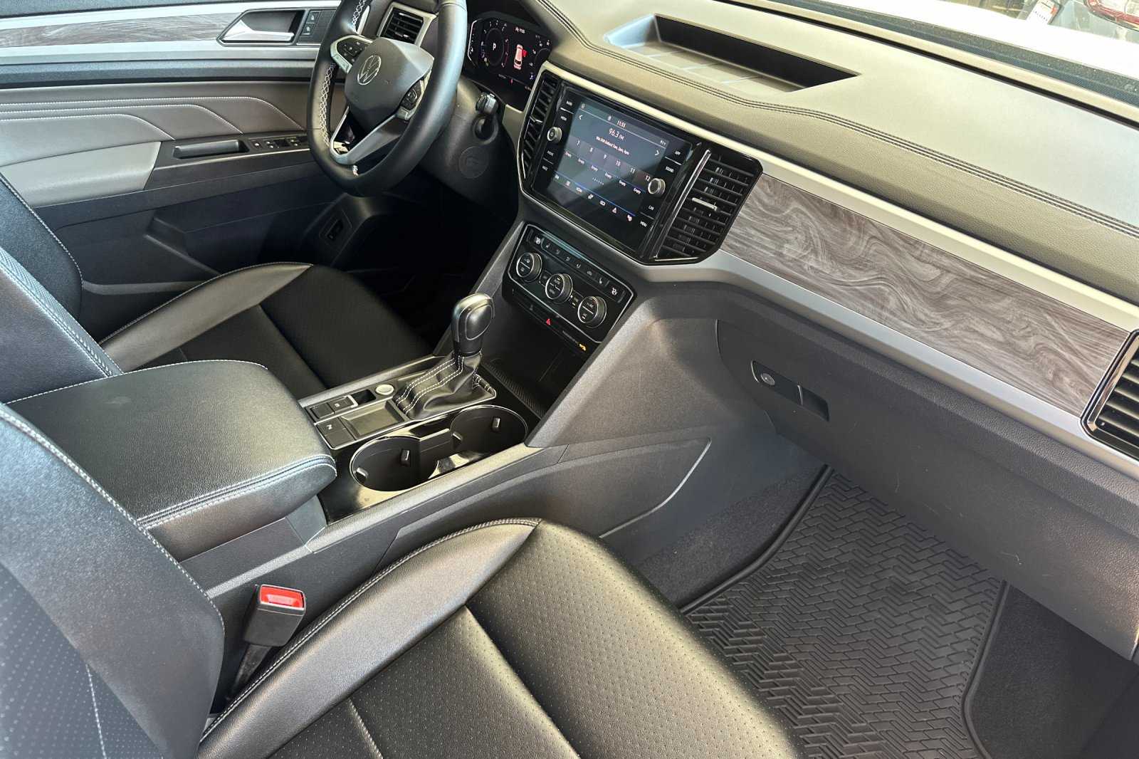 2022 Volkswagen Atlas Cross Sport V6 SE Technology photo 16