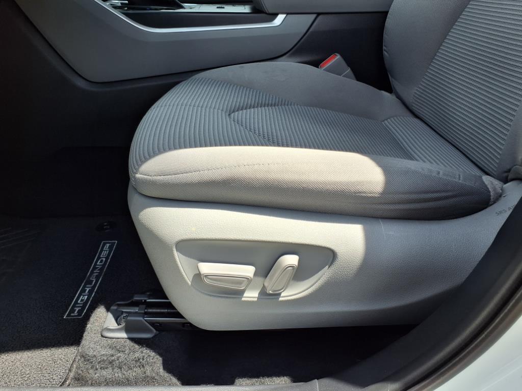 2020 Toyota Highlander LE photo 3