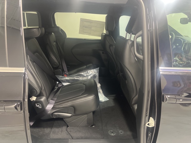 2025 Chrysler Voyager LX photo 21