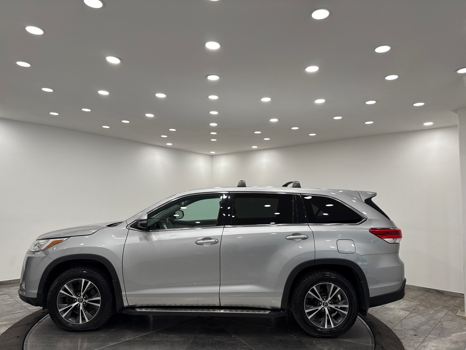 2018 Toyota Highlander LE photo 2