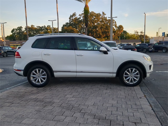 2016 Volkswagen Touareg FSI Sport Lux Executive photo 2