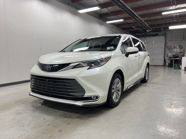 2021 Toyota Sienna Platinum's photo
