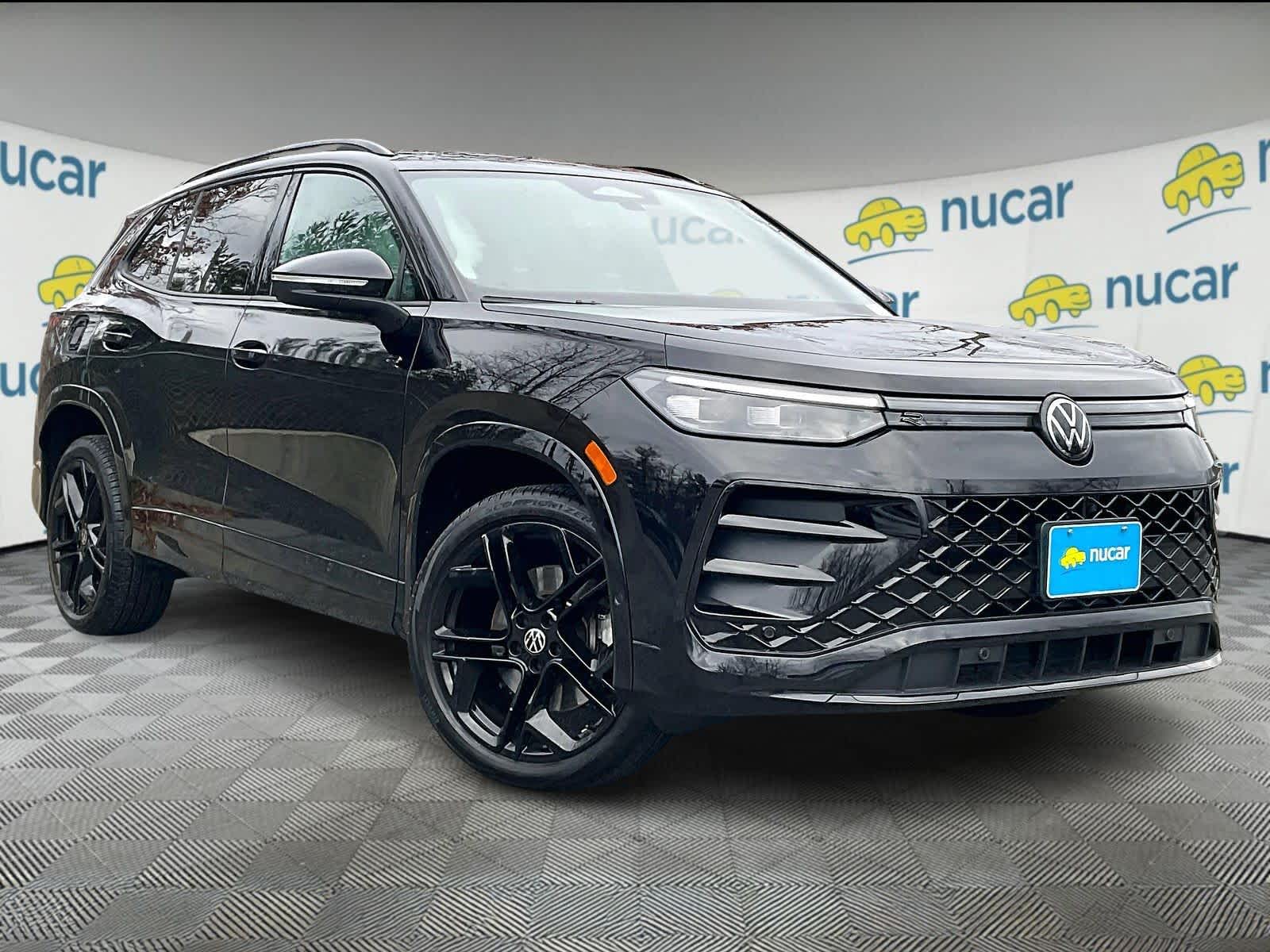 2025 Volkswagen Tiguan SE R-LINE BLACK's photo