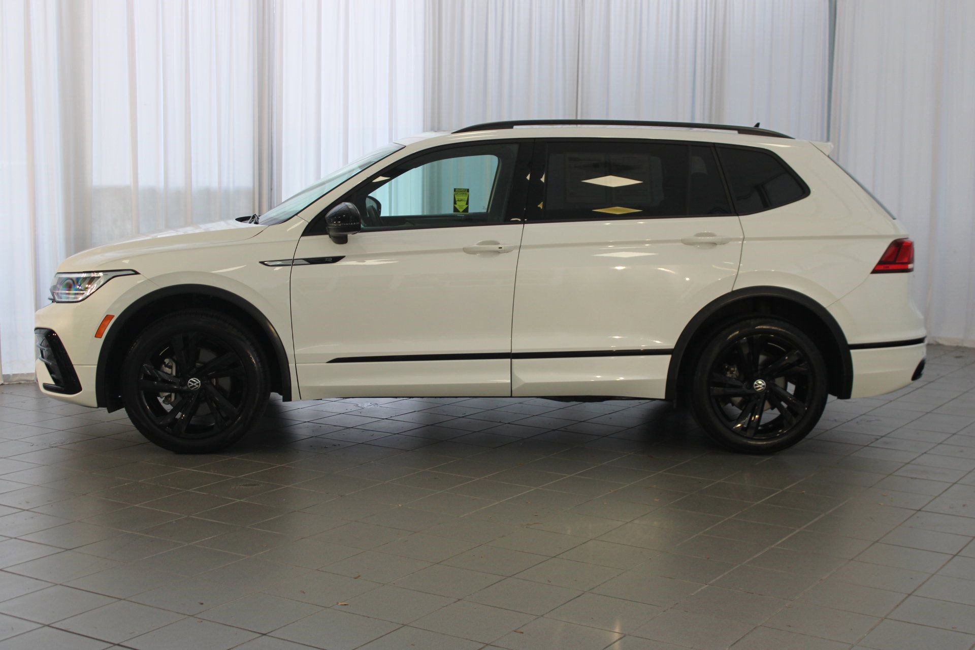 2023 Volkswagen Tiguan SE R-Line Black photo 2