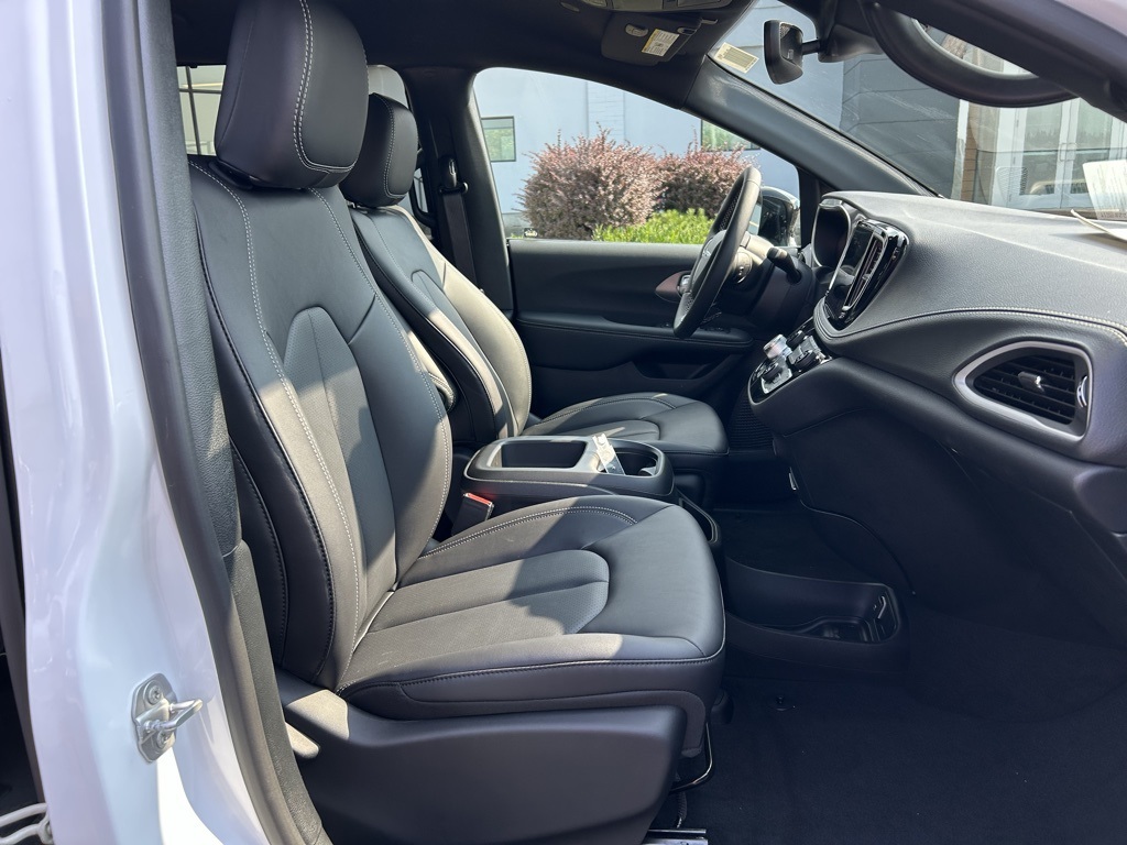 2026 Chrysler Pacifica photo 28