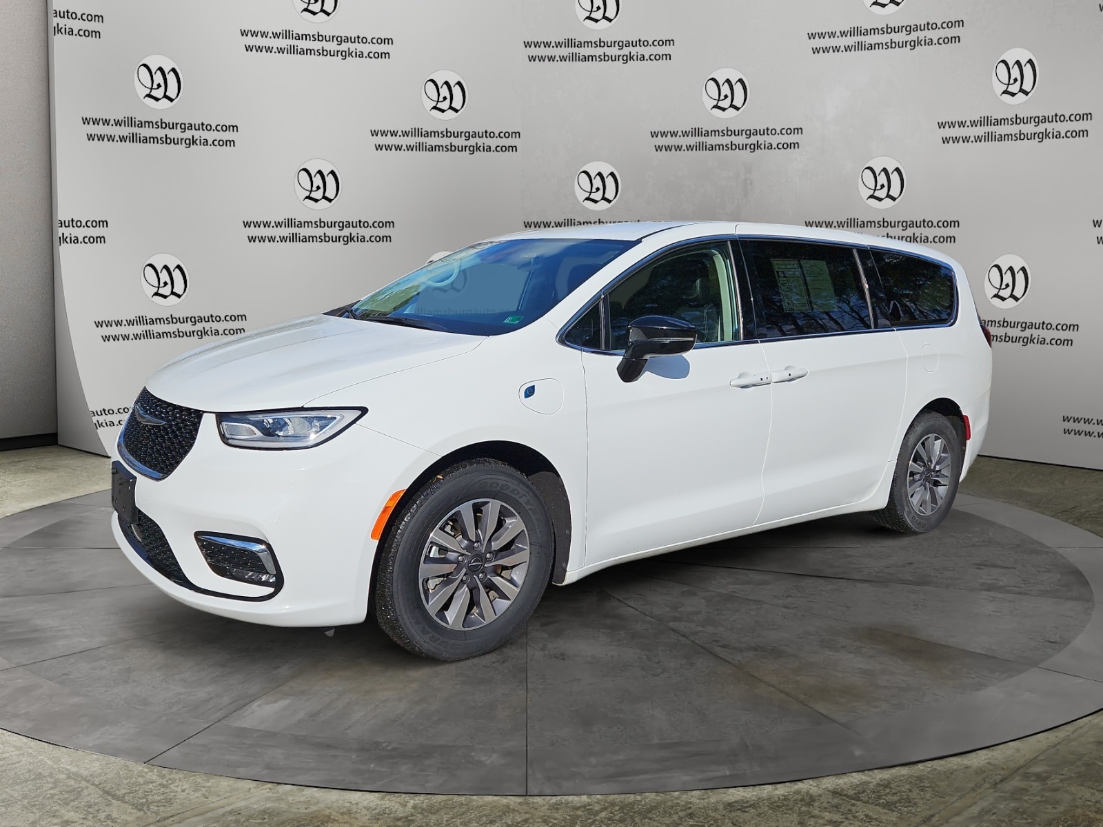 2024 Chrysler Pacifica PHEV Select's photo