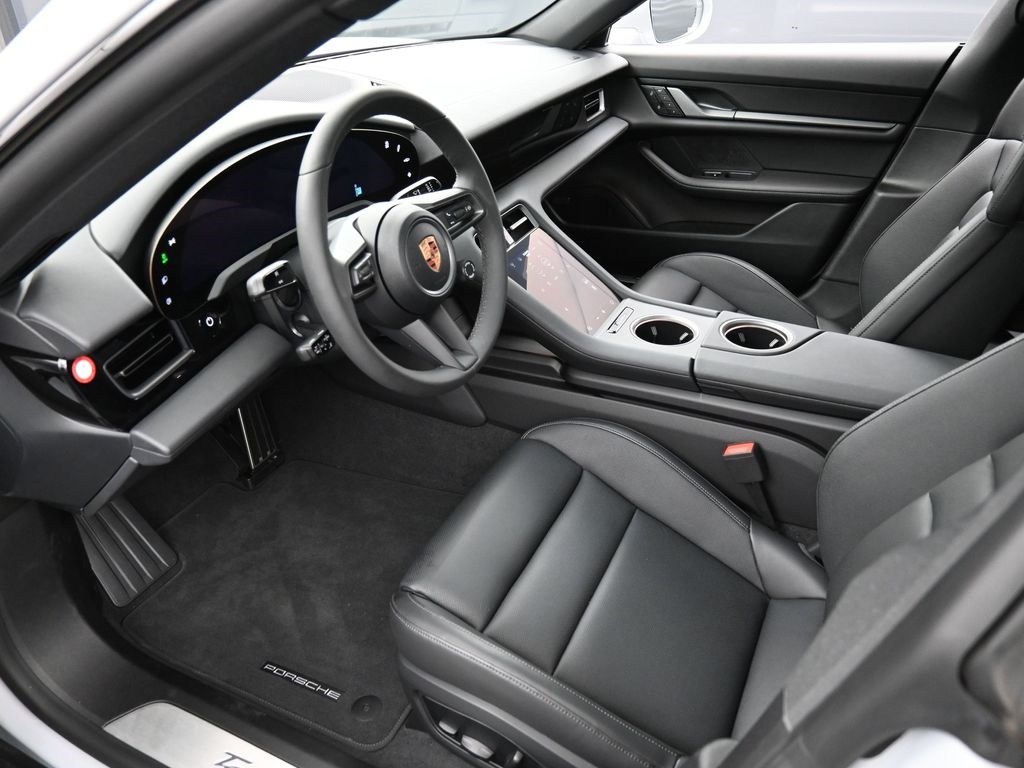 2025 Porsche Taycan photo 4
