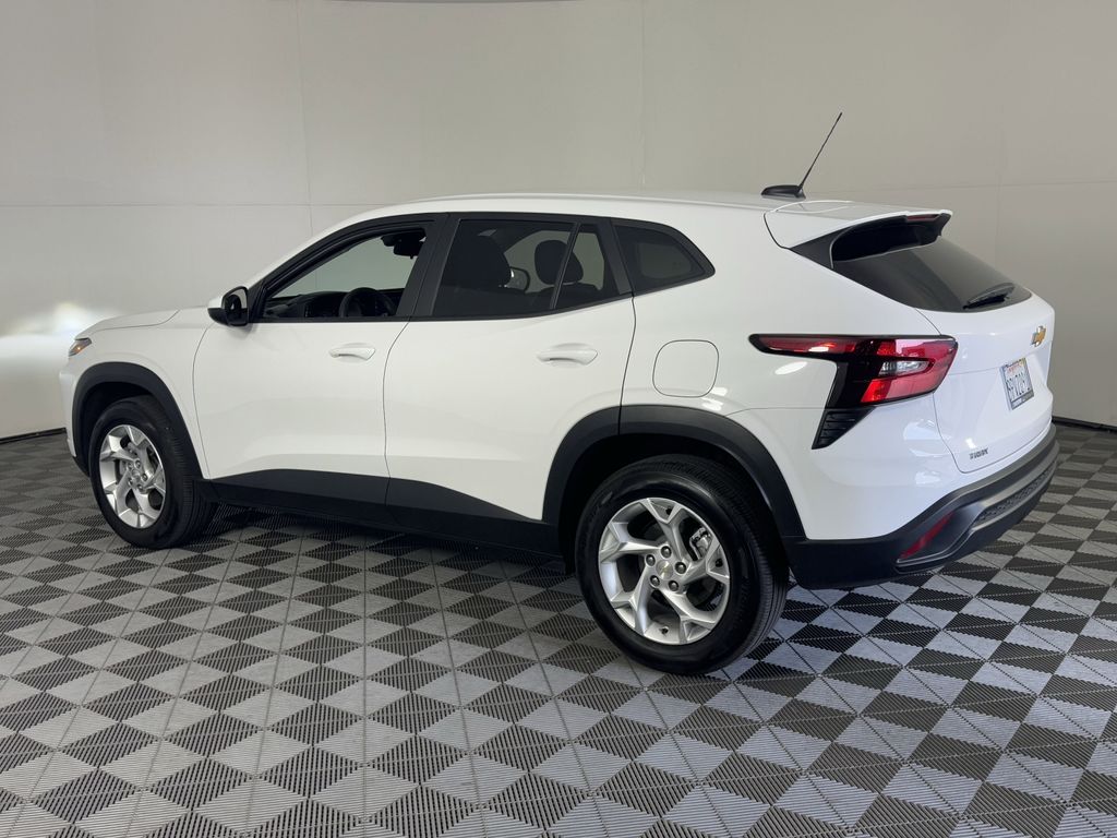 2024 Chevrolet Trax LS photo 6