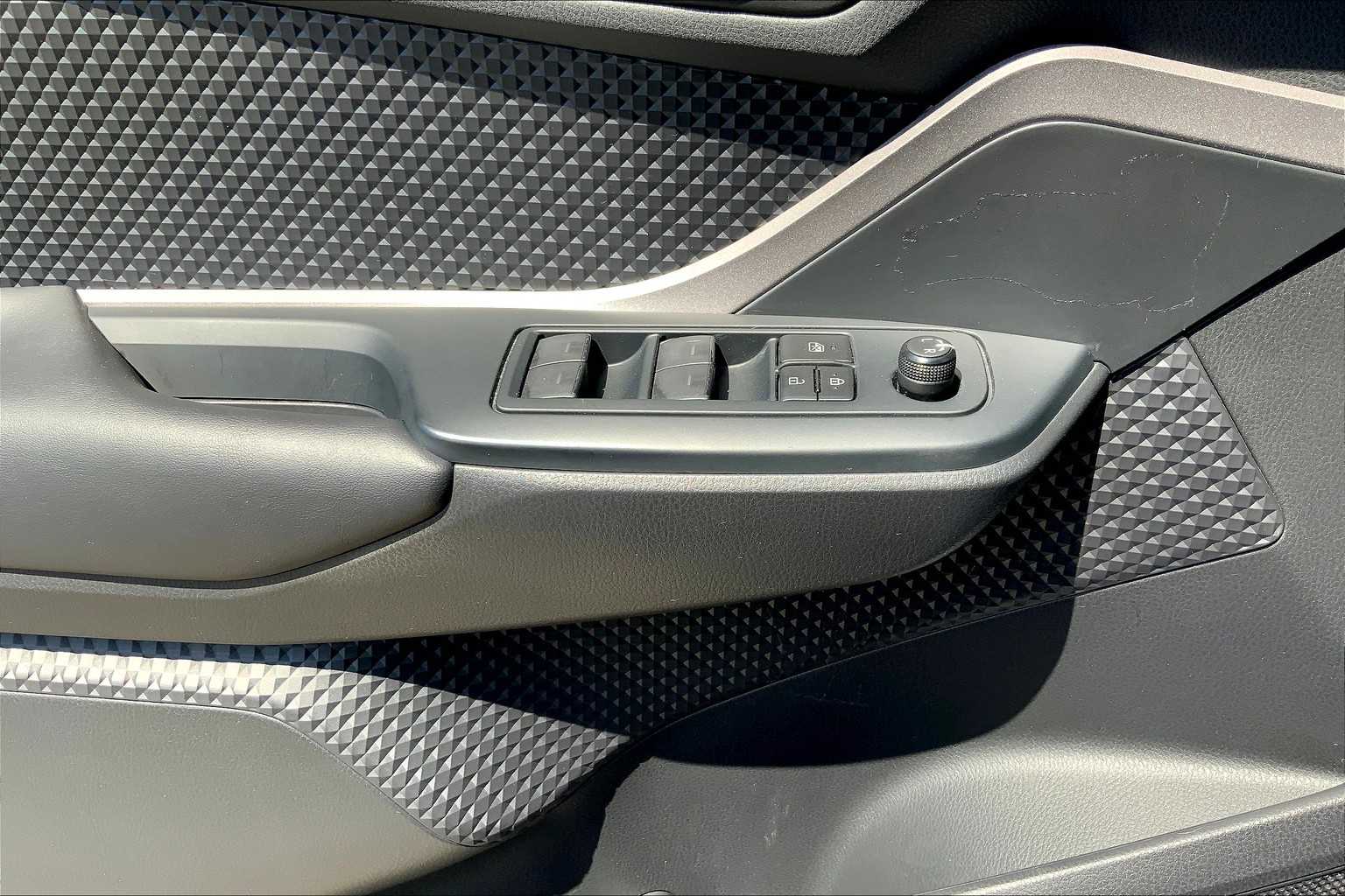 2020 Toyota C-HR LE photo 32