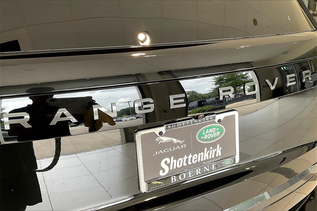 2025 Land Rover Range Rover SE photo 12