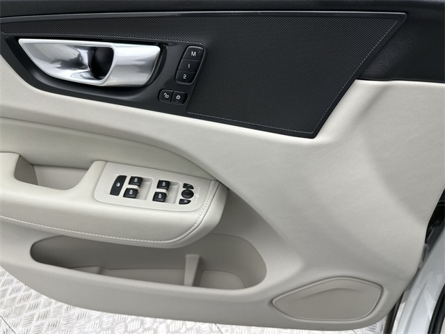2025 Volvo XC60 B5 Core photo 4
