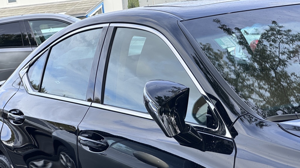 2023 Lexus ES 300h Ultra Luxury photo 3