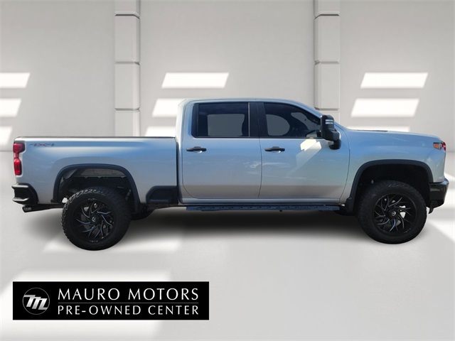 2022 Chevrolet Silverado Custom photo 2