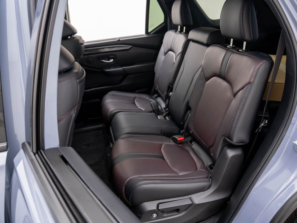2025 Honda Pilot Black Edition photo 13