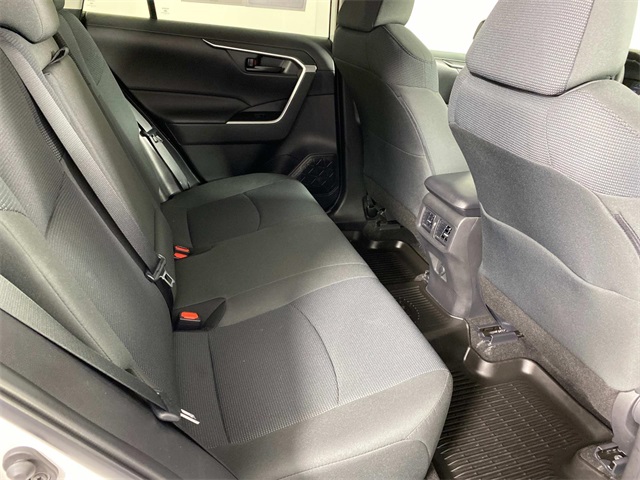 2022 Toyota RAV4 LE photo 8